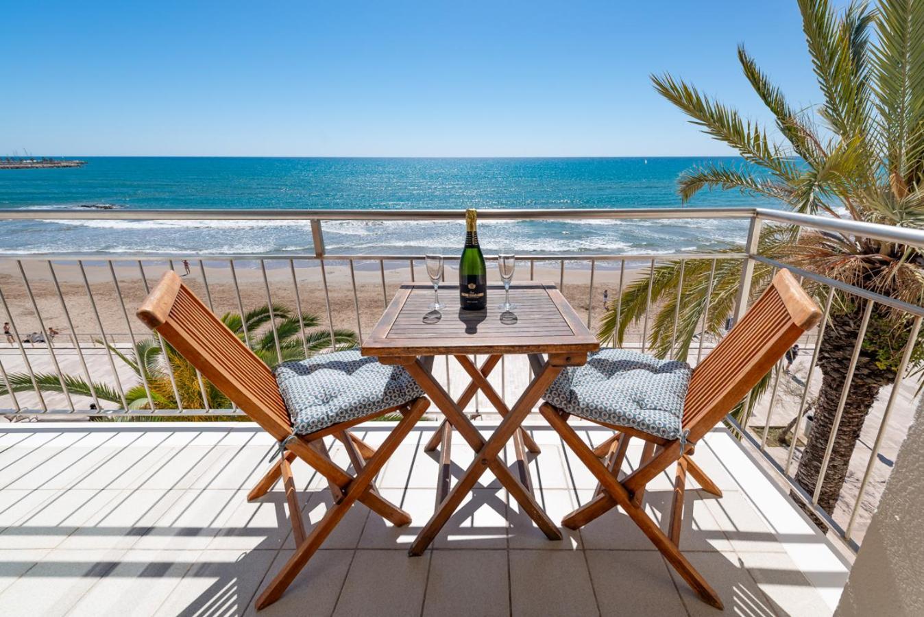Insitges Sant Sebastia'S Beach Luaran gambar